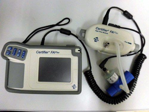 専用の測定器を用いた点検の写真