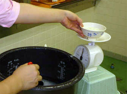 ご飯はひとり分ずつ量っていますの写真
